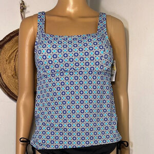 Land’s End,4 geometric print tankini
Underwire
Adjustable Straps
Square Neckline